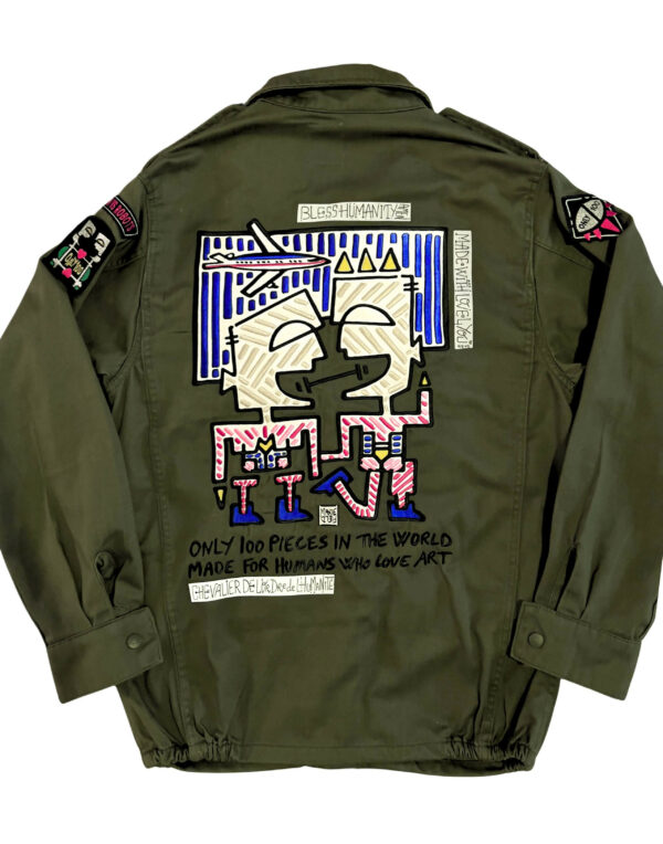 Veste militaire avec art urbain et messages engagés.